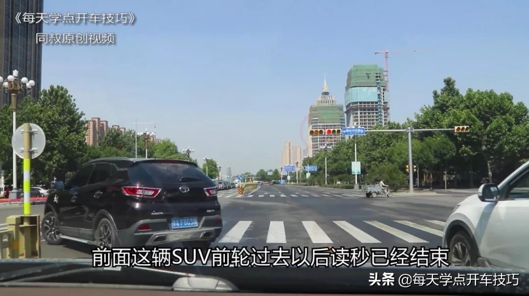 什么样右转路口容易闯红灯,交通标志在路口上怎么避免闯红灯