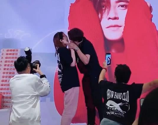 罗志祥和周扬青目前是朋友吗,泳池轰趴罗志祥帮主