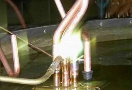 三位四通电磁换向阀的工作原理,电磁四通换向阀的结构及工作原理