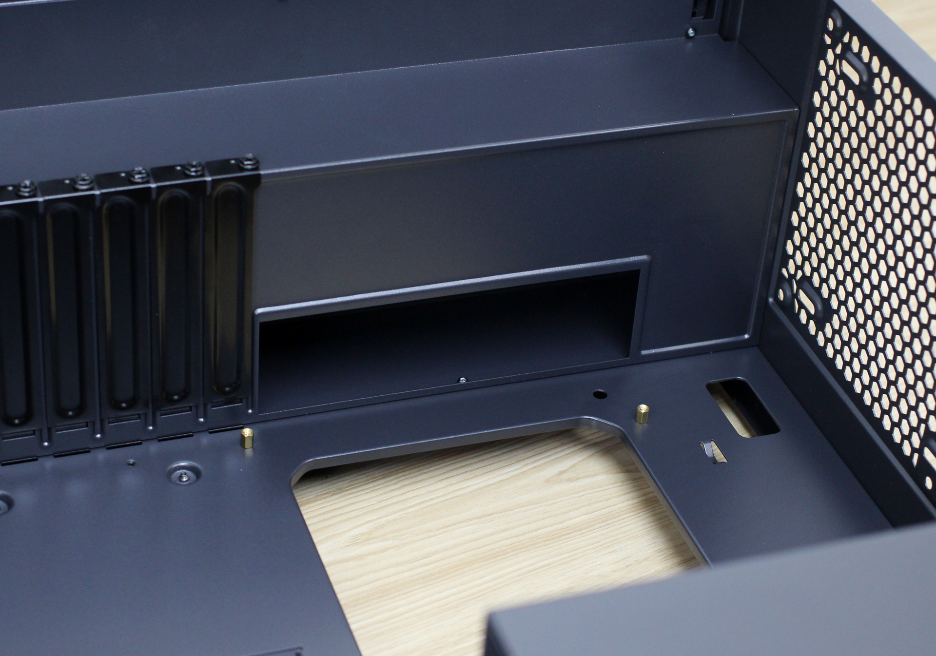 鑫谷atx3.0850w全模组,鑫谷机箱可以装三风扇显卡吗