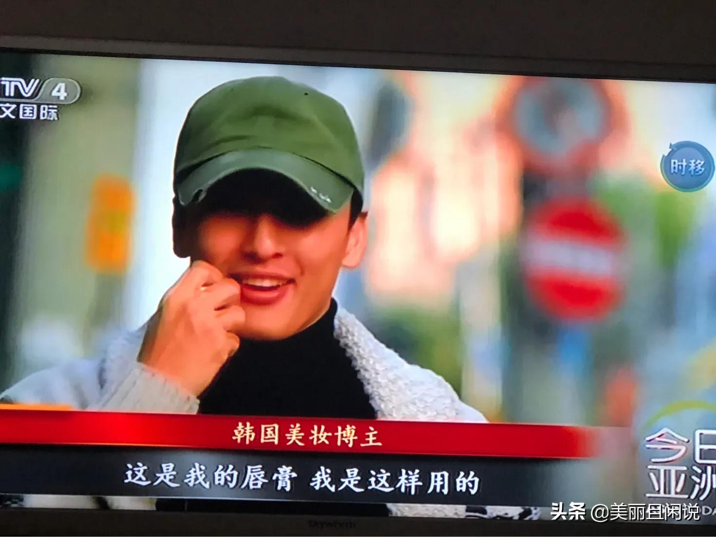 李佳琦高晓松口红直播,高晓松为李佳琦涂口红