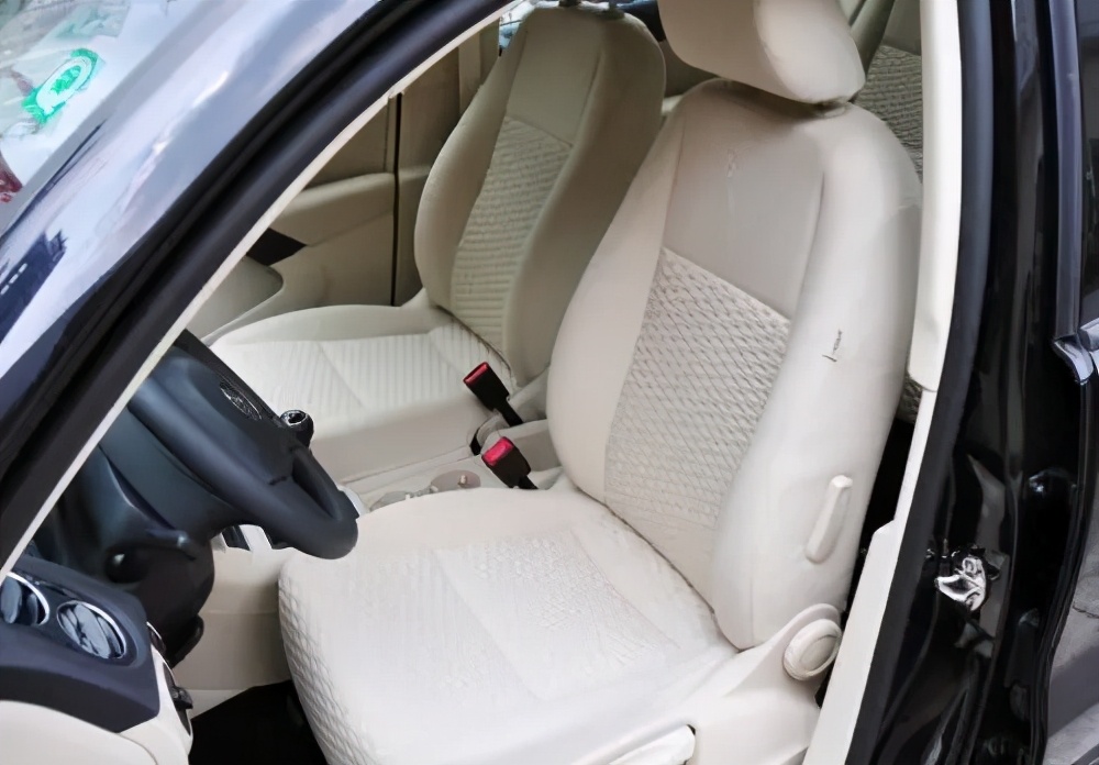 真皮座椅和织物座椅哪个更耐用,荣放真皮座椅好还是织物座椅好