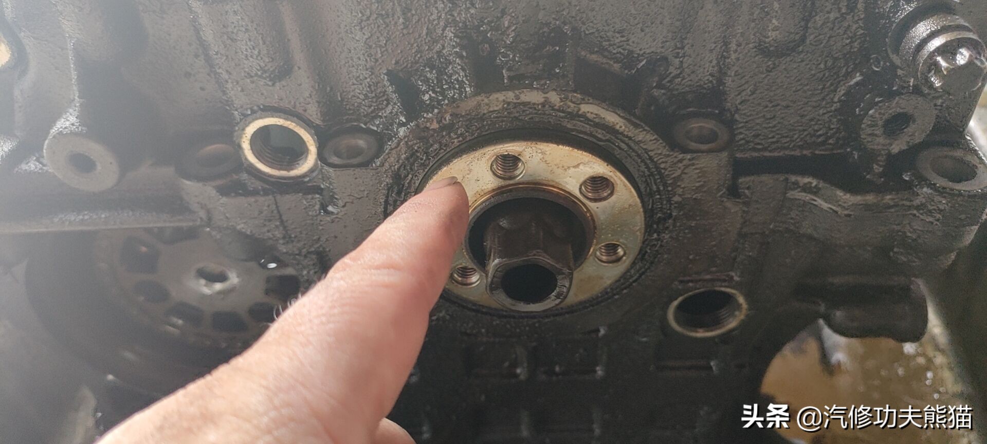 宝马e90325i2007款,宝马e90漏机油通病