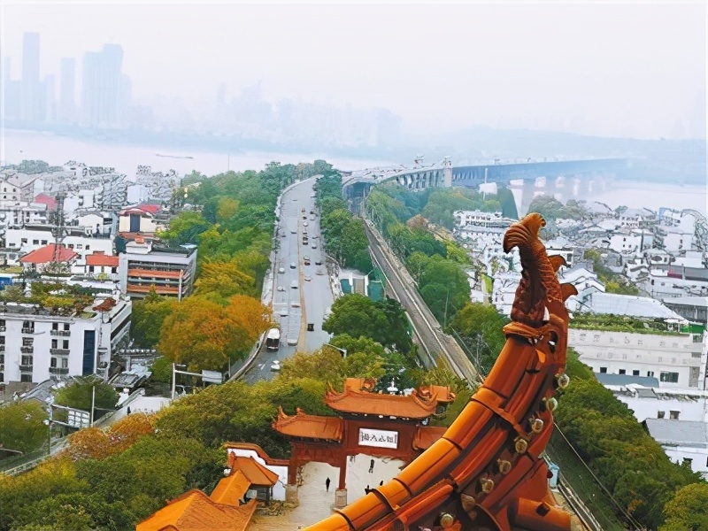 初心闪耀英雄城感恩奋进新时代,以热血和忠诚铸就英雄城市