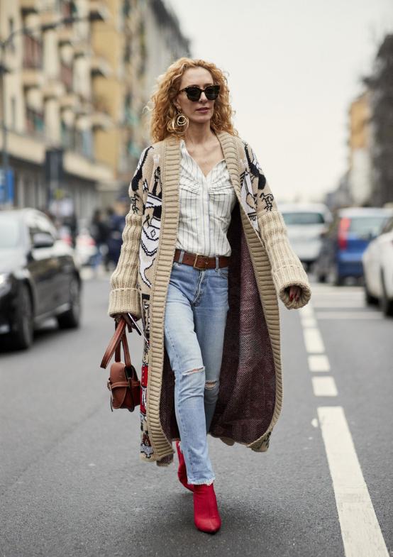 冬天带帽中长款针织开衫怎么搭配,针织开衫保暖又好穿女人味十足