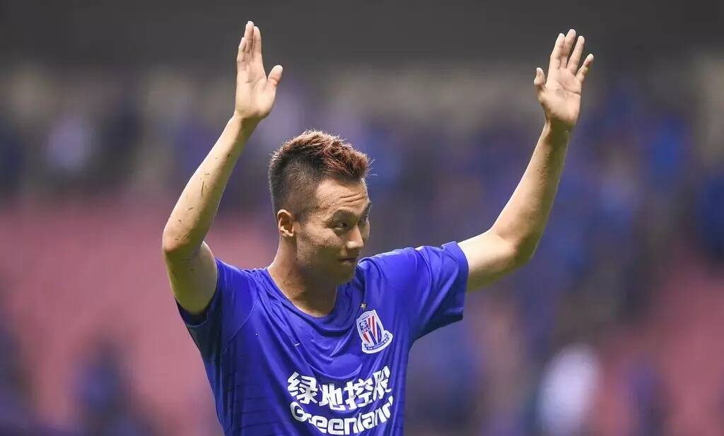 韩国欧巴引球迷膜拜，保级花睡狮觉醒，李铁能否率队度过难关？