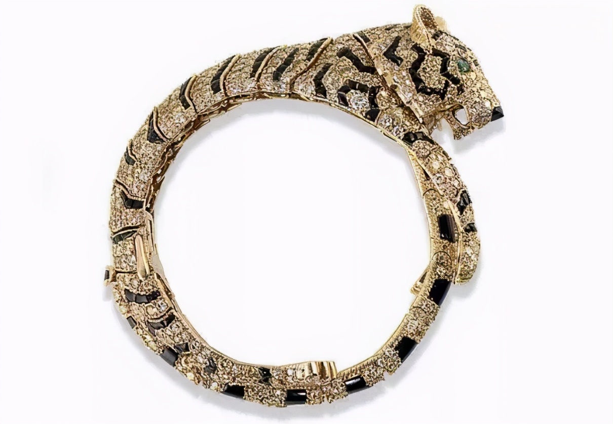 零基础入行，连手稿都一丝不苟，她是成就卡地亚传奇的天才设计师