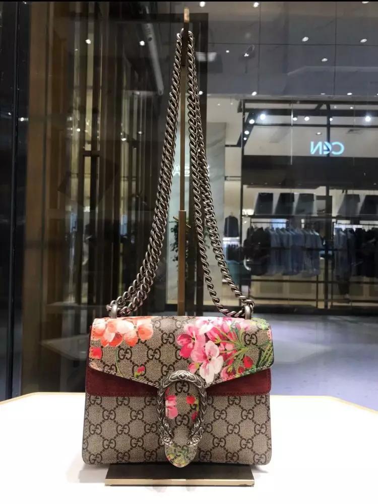 娜扎穿衣搭包包,30多个包包