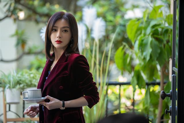 秦岚红色帅气的西装端庄又迷人,秦岚短发西装正脸