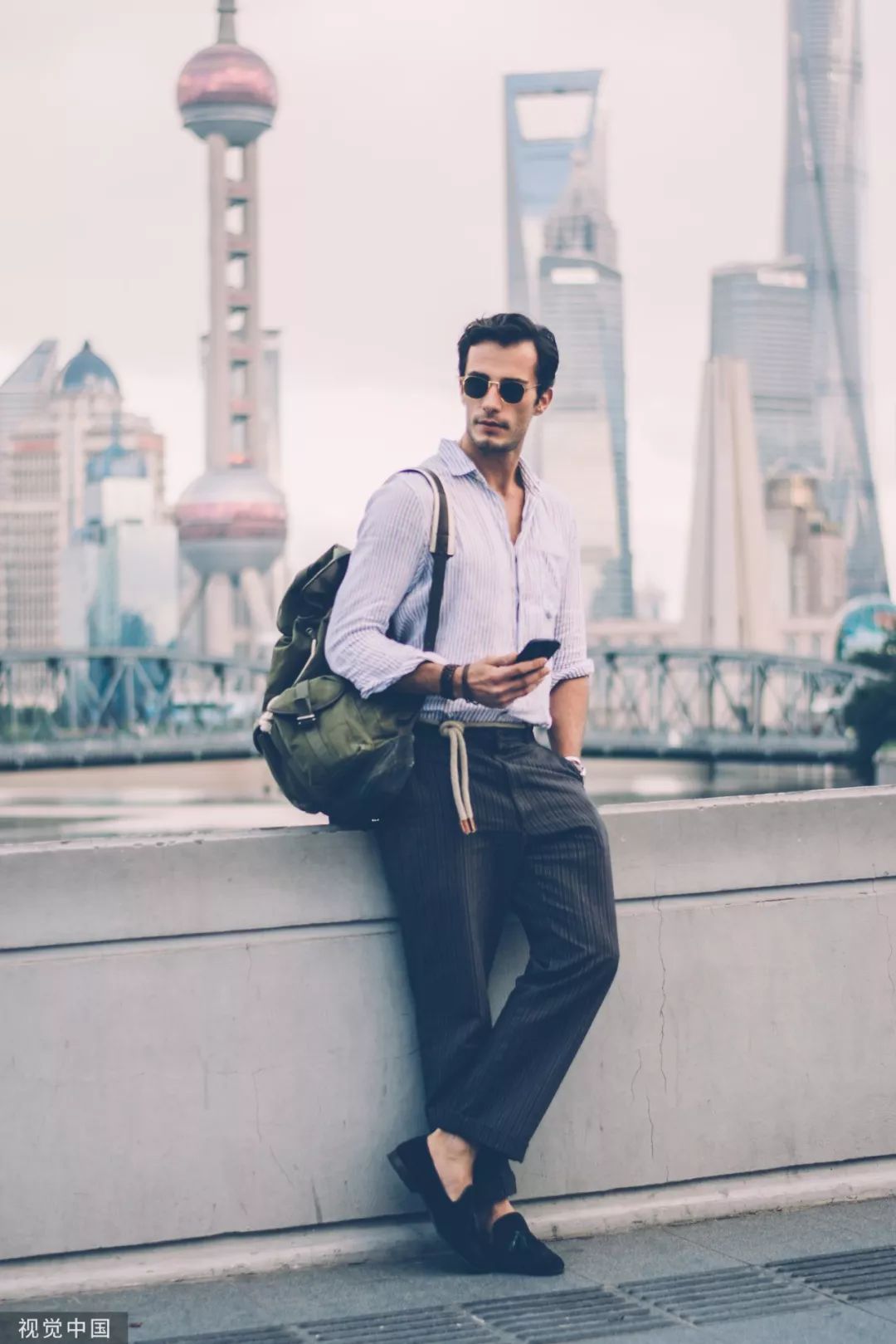 职业女性背什么包见客户,双肩包可以背一个肩膀