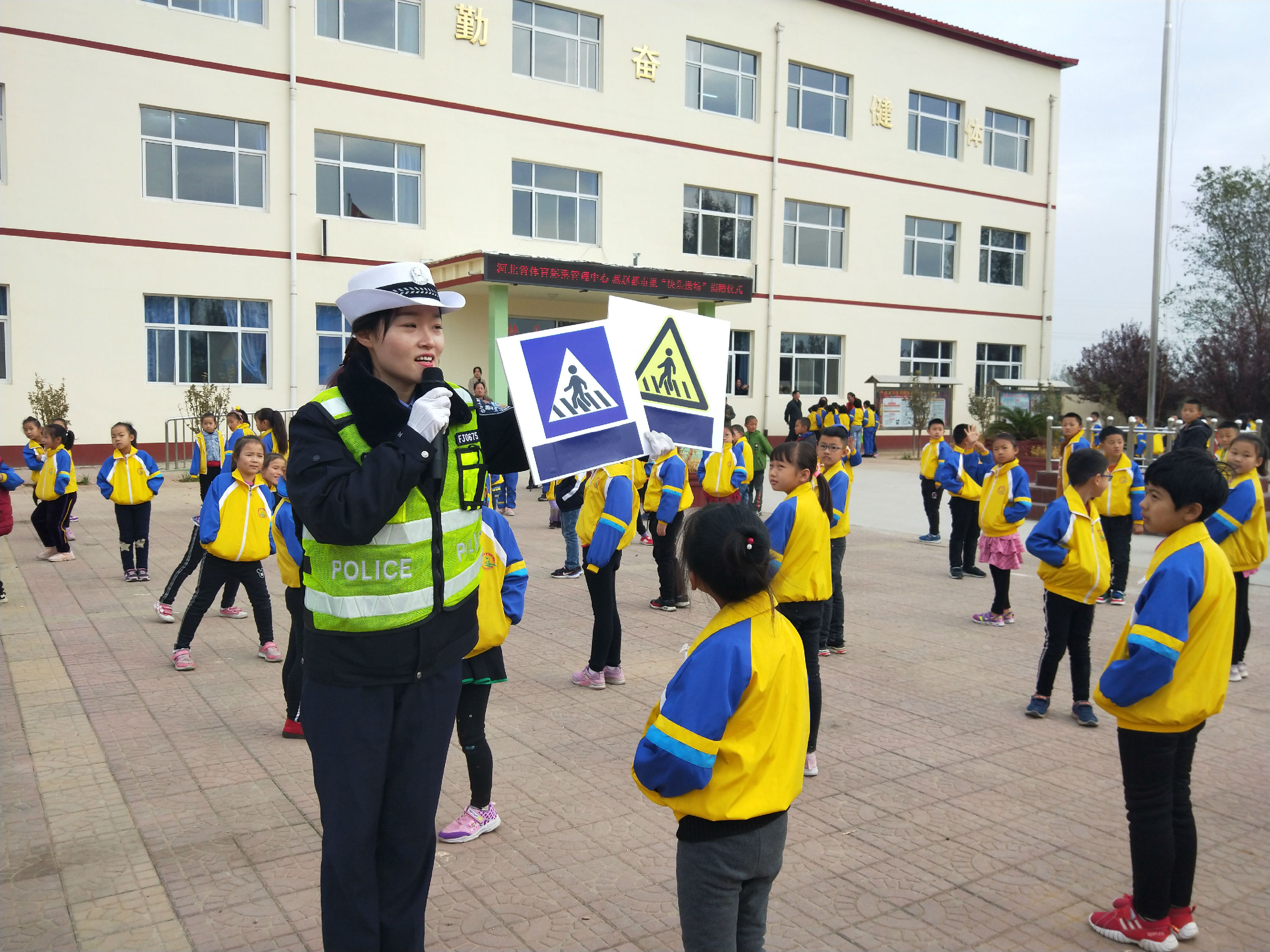 快乐操场走进沧州乡村小学:“大牌球星给我们上足球课”