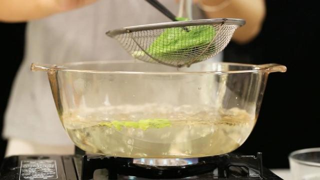 大虾比猪肉还便宜，抢购10斤，这样处理，放几个月都很新鲜