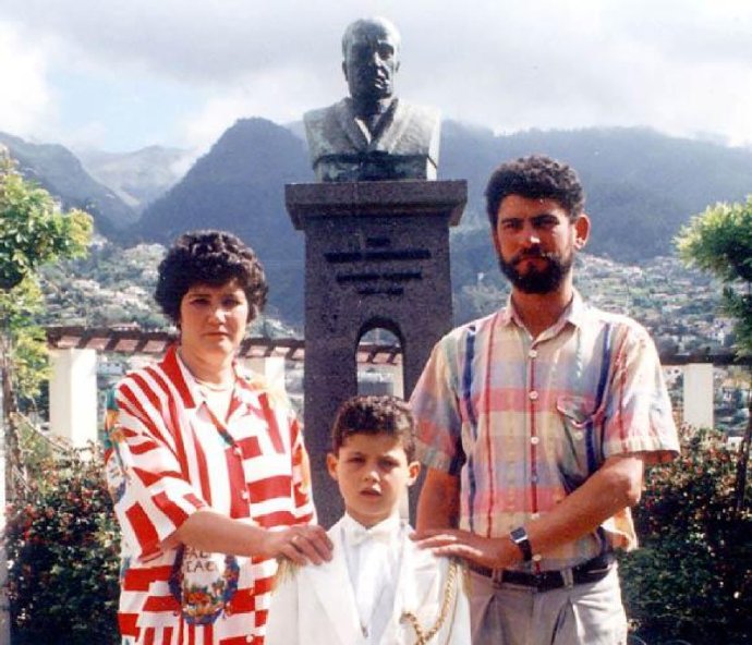 马德拉岛的孩子踏上了回家的旅程,马德拉岛的少年在夕阳下渐行渐远