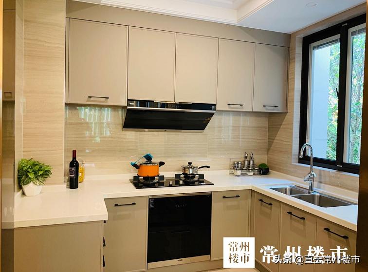 售楼处开盘千人排队,开盘人多冲进售楼部的视频