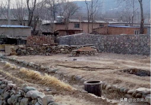 废弃的矿山正在改造成为一座公园,废弃矿坑改造成美丽公园