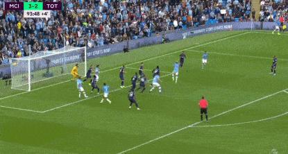 足球下意识手球动作分析,足球的手球规则与最新规则