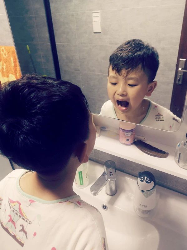 小孩口腔最里面有双排牙,孩子嘴里出了好多牙