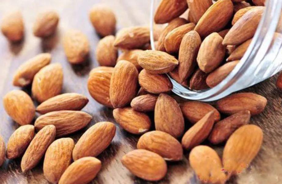 两株桃杏映篱斜猜生肖,两株桃杏映篱斜打一生肖