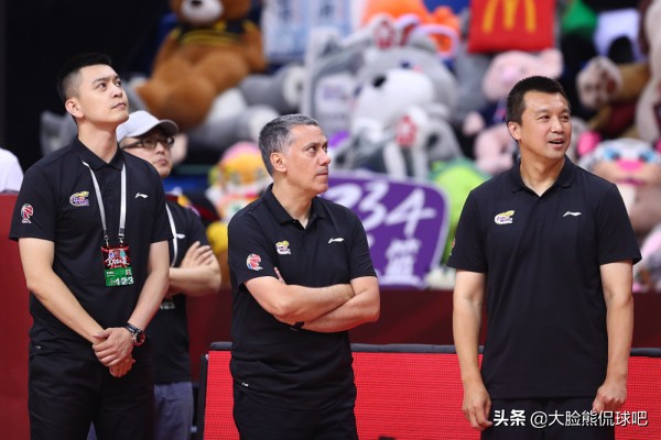 杨鸣为什么能担任辽宁男篮主教练,辽篮主教练杨鸣和郭士强相视一笑