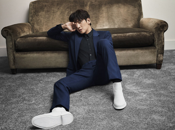 池昌旭黑色冲锋衣,池昌旭纯黑西装