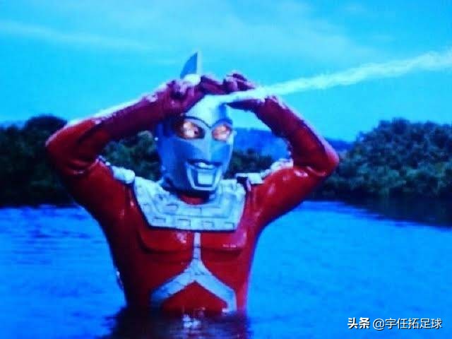 奥特庆祝！日本前锋中二程度爆表，大牌球星也爱cosplay