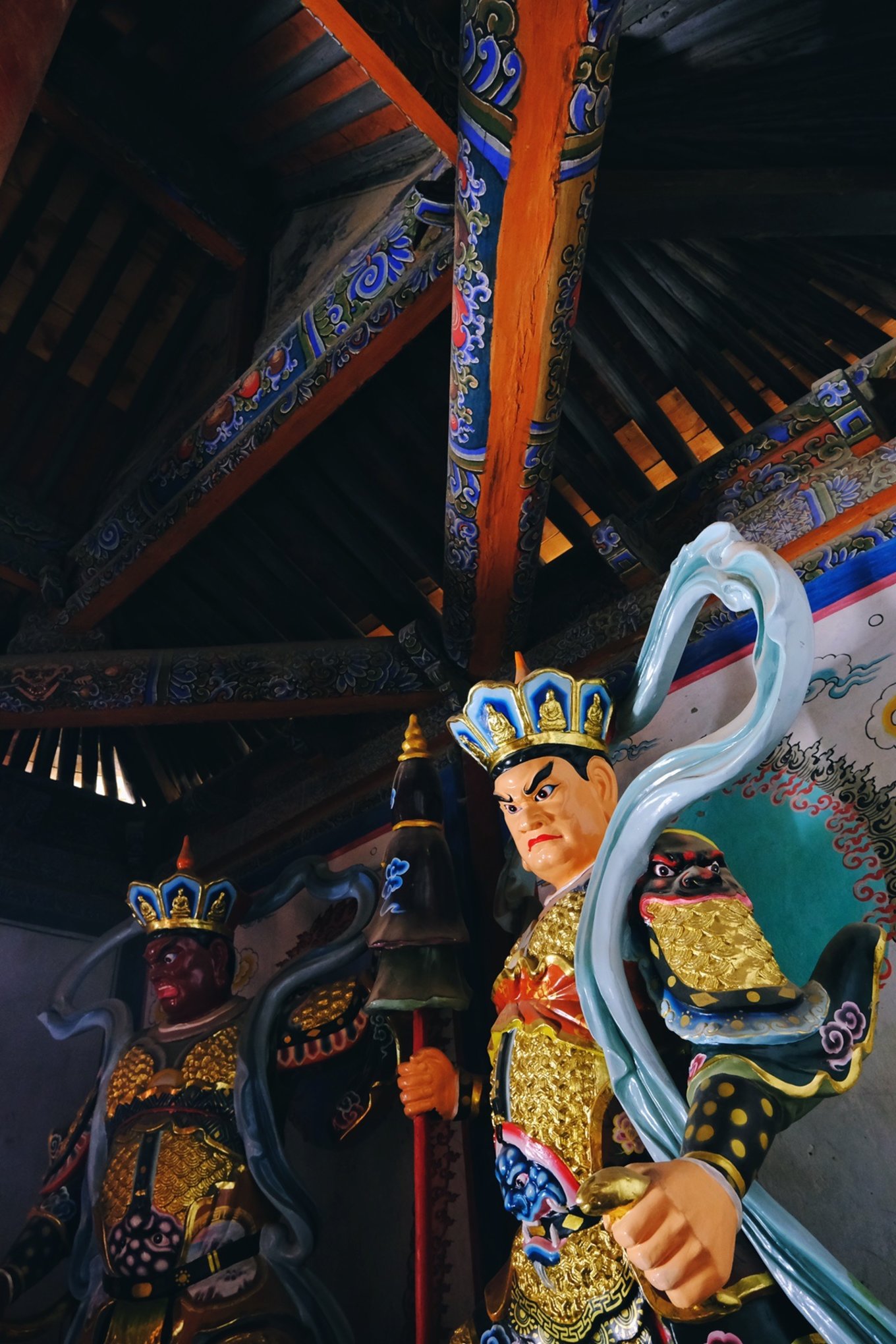 第一个看到的是鹰王殿，这是一座面阔三间的明代建筑