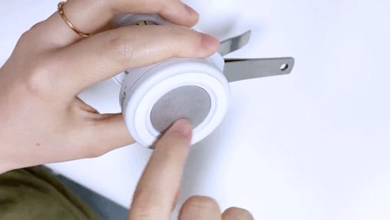 老人家用超大的剪刀剪指甲,老人剪指甲更轻松