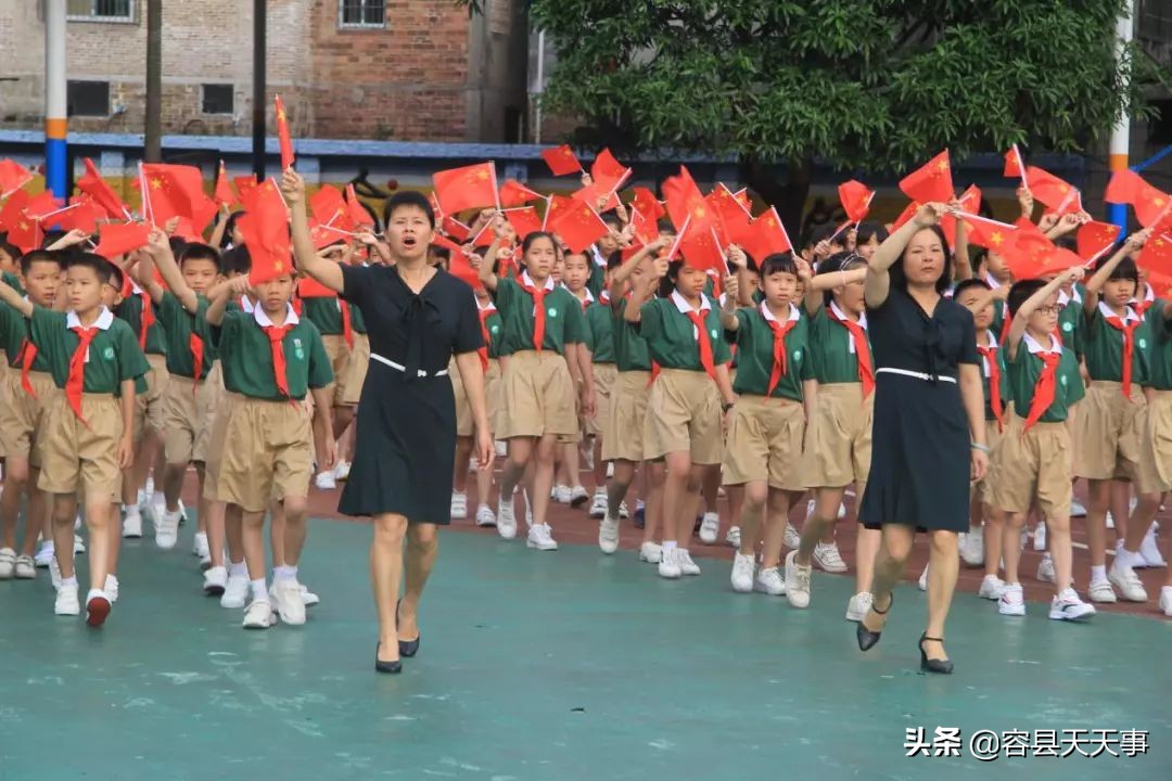 3000多名师生传递国旗为祖国庆生,万名师生用歌声庆祝祖国华诞