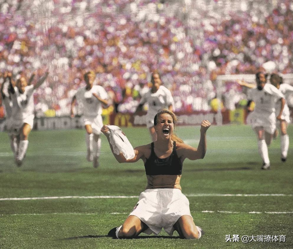 李梦场边换球衫就震惊了?这些姑娘庆祝胜利之举,你不得流鼻血?