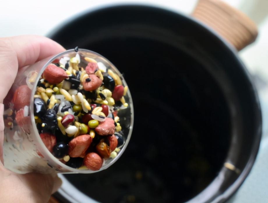 坚持吃五谷粥祛湿养胃,熬粥适合喝的五谷杂粮