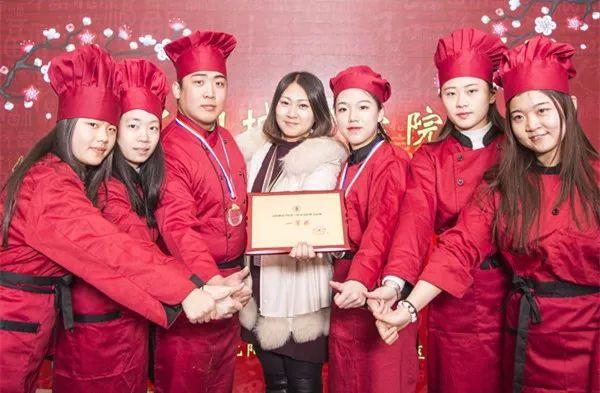 千人晚宴、体育狂欢、明星路演……玩转校园文化，尽享大学魅力！