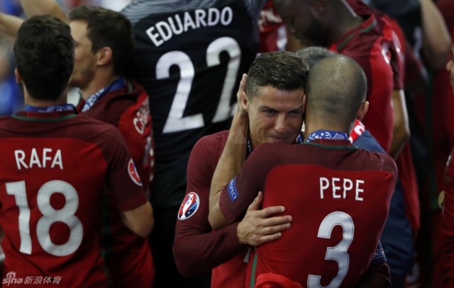 c罗还没走进更衣室就开始哭,c罗感动到哭全场视频