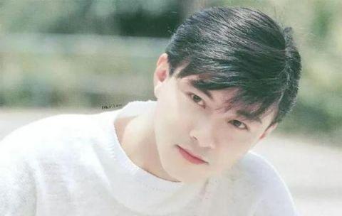 光头哥的凄惨人生,光头男的伤感背影视频