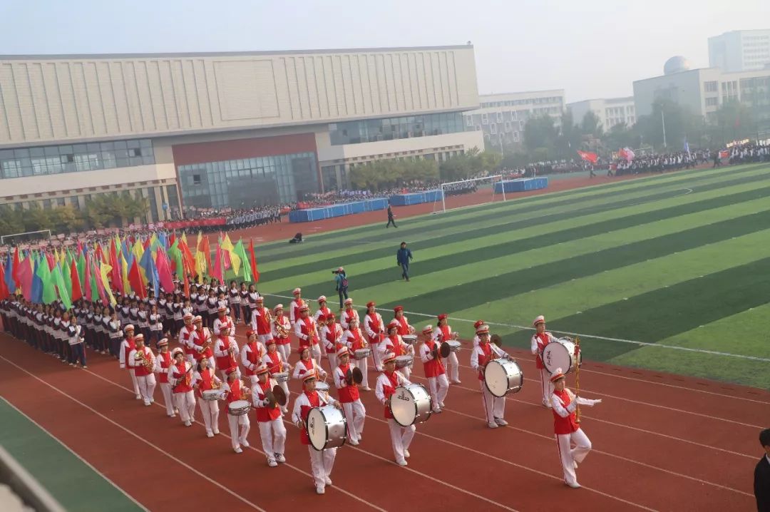 聊城一中运动会5000米,聊城一中运动会闭幕式班旗飞舞