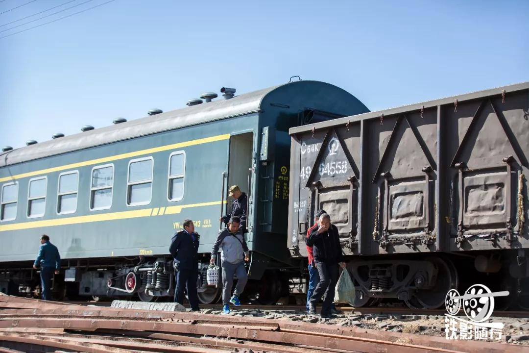 铁影｜穿越沙漠的“混编列车”——吉兰泰铁路运转记