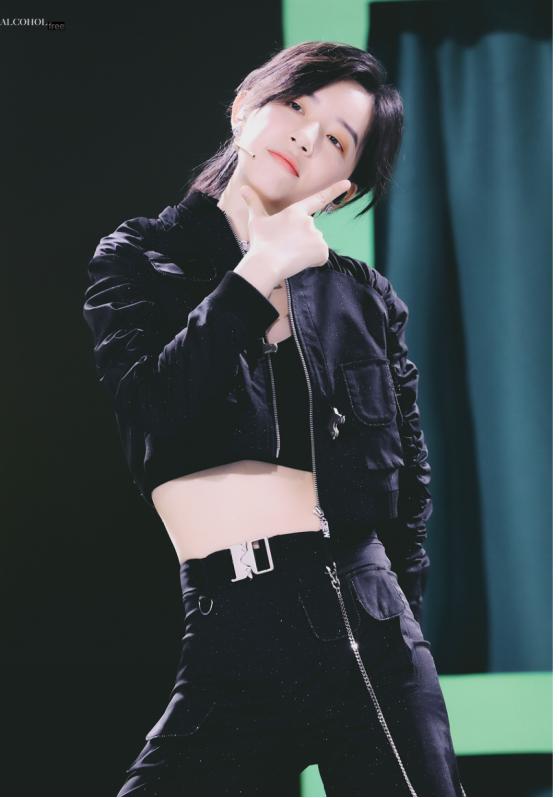 李斯丹妮的机车造型是真的辣，露腰又露腿，身材好果然敢穿