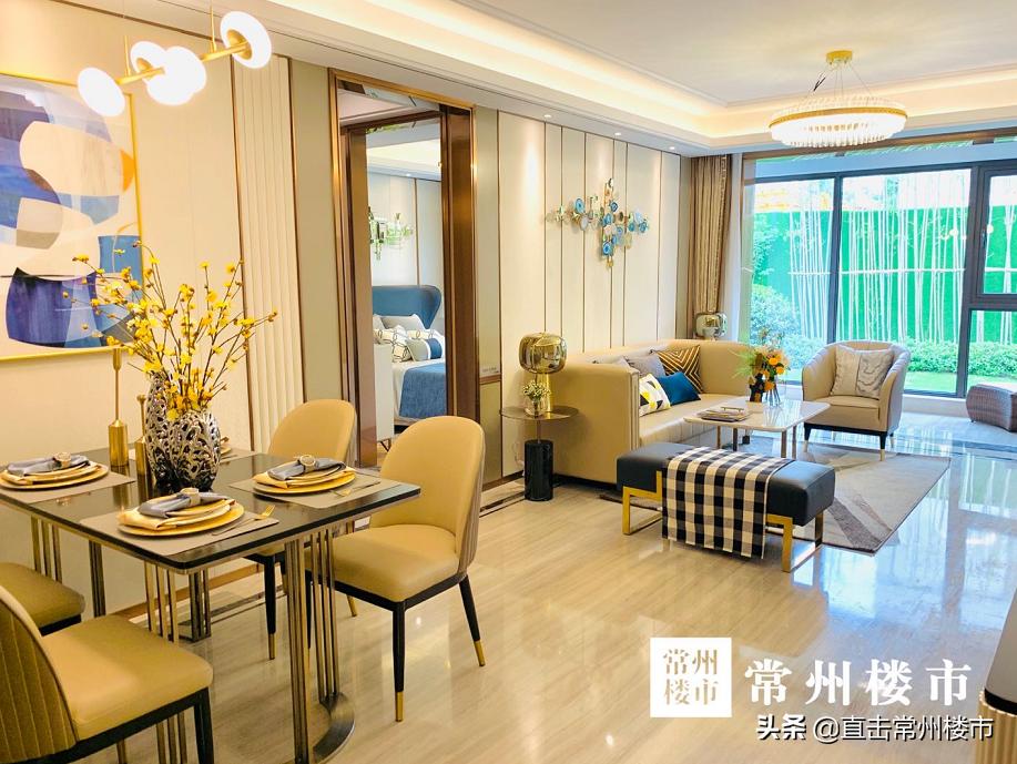 售楼处开盘千人排队,开盘人多冲进售楼部的视频