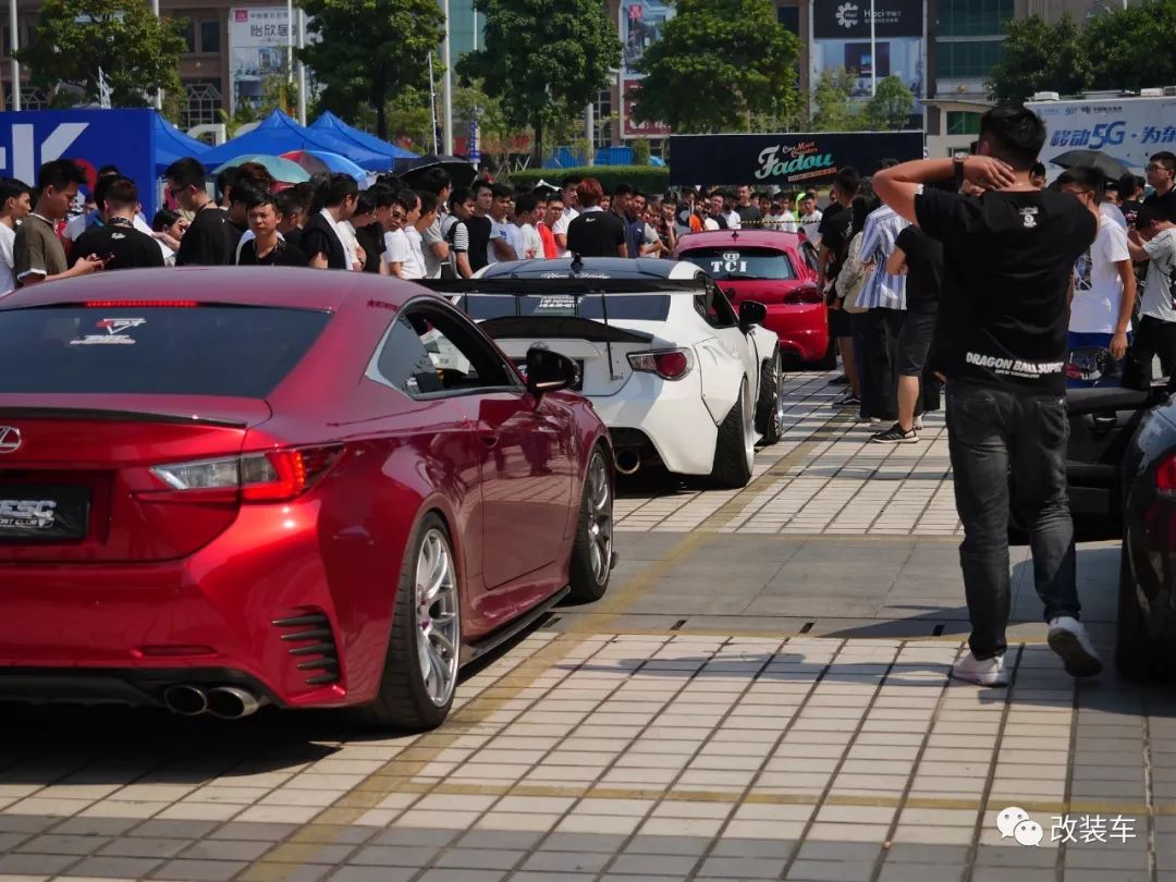 改装车聚会,改装车齐聚车展