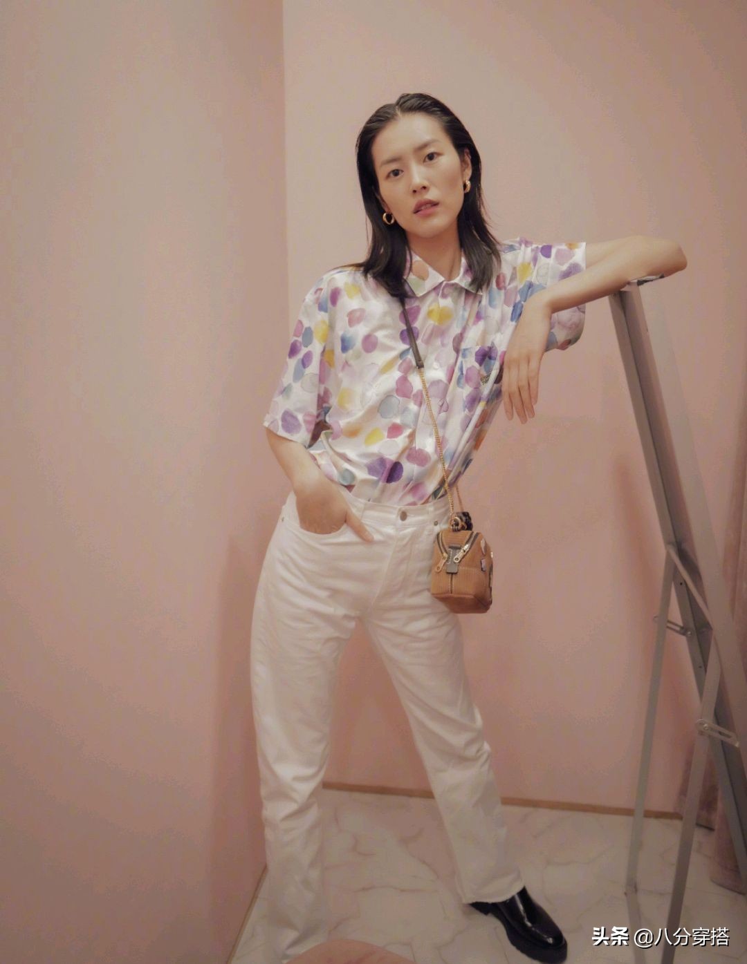 刘雯仗着超模身材就“乱穿”，超肥千鸟格大衣穿出高级感，太任性