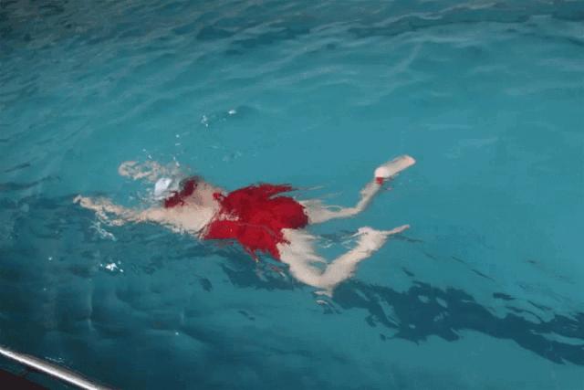 中游体育波浪式蛙泳陆上模仿,蛙泳收蹬腿时两腿动作不对称