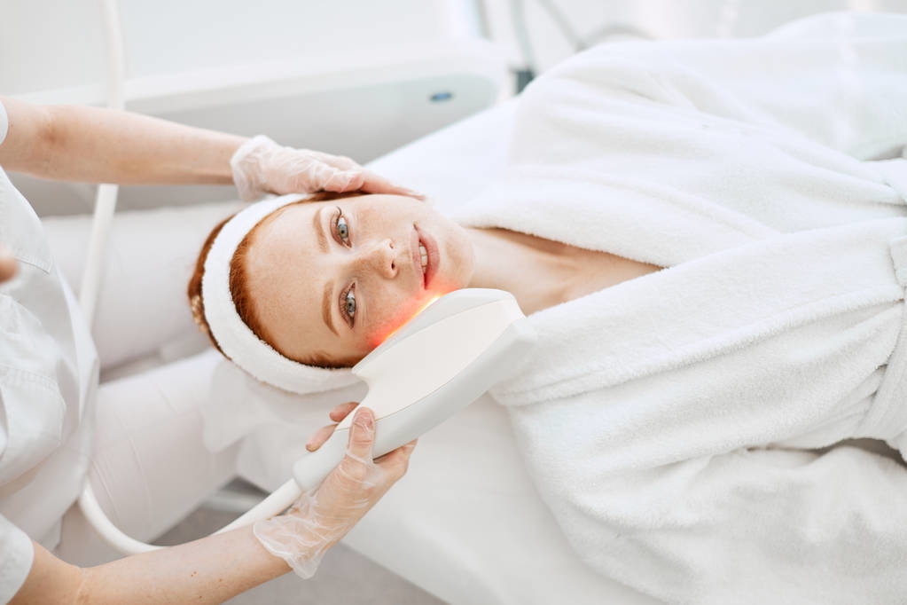 皮肤缺水怎么补水保湿锁水,皮肤缺水怎么快速补水