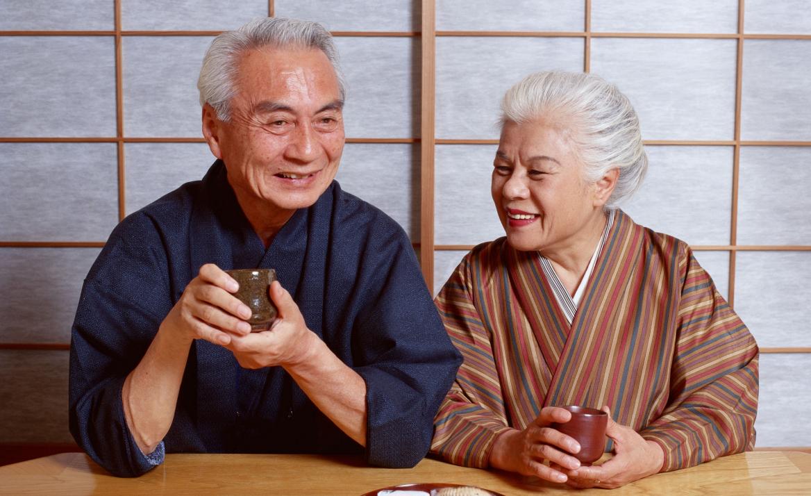 为什么日本人一年四季都穿袜子,日本人睡觉穿什么样的袜子