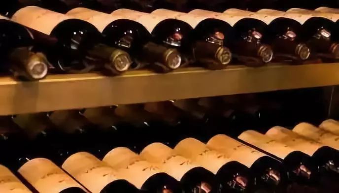 发霉长斑的酒怎么处理,白酒瓶内有霉斑是什么原因