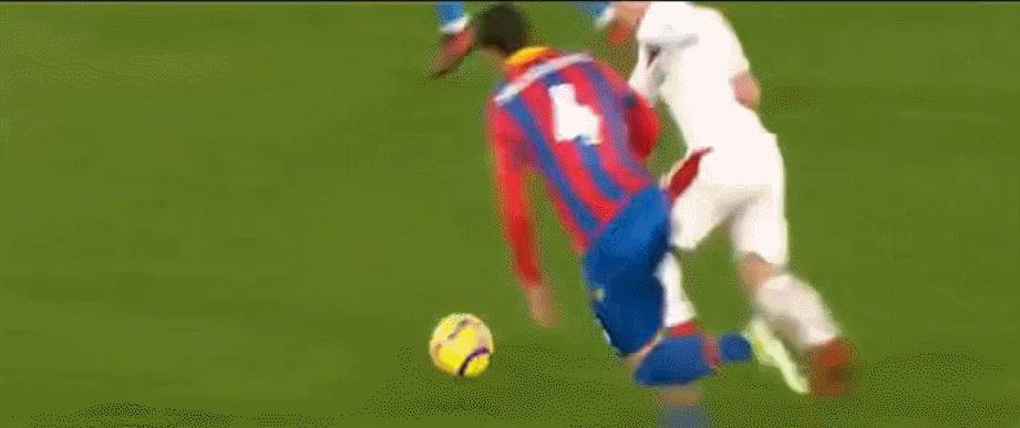 足球运动员腿型,足球运动员的脚越小越好吗