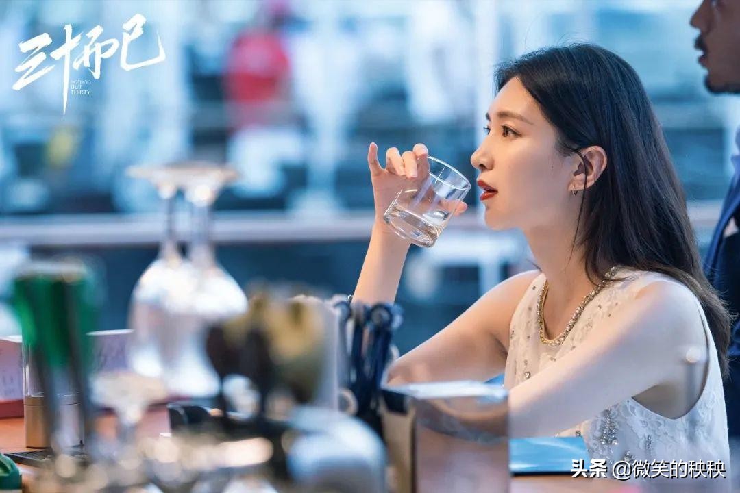 比起顾佳“贵妇”风,王漫妮的显贵穿搭和精准购物,更值得参考