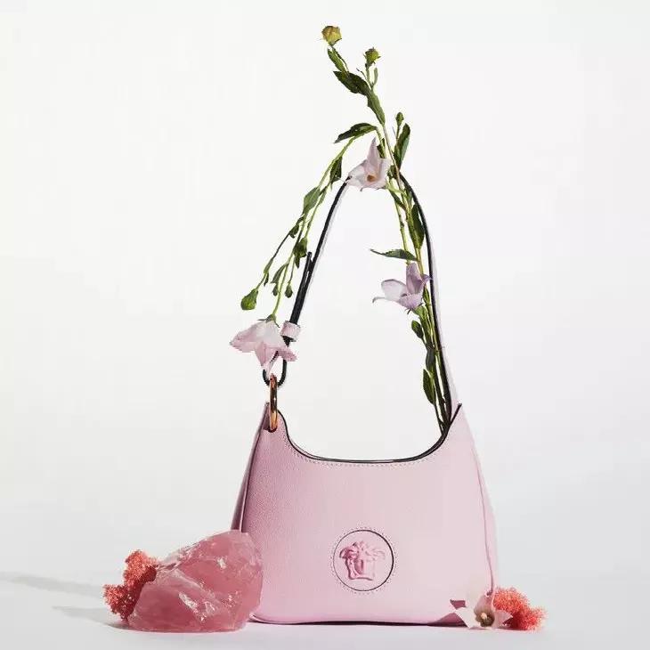 三里屯偶遇大幂幂,杨幂和闺蜜在三里屯逛街遭搭讪