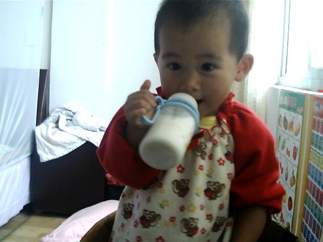 晚上该不该宝宝一醒了就喂奶,半夜娃一醒就喂奶吗