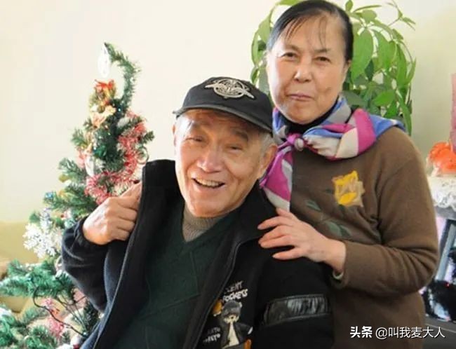 让陈道明屈膝弯腰,让张国立冯小刚起立的老兵