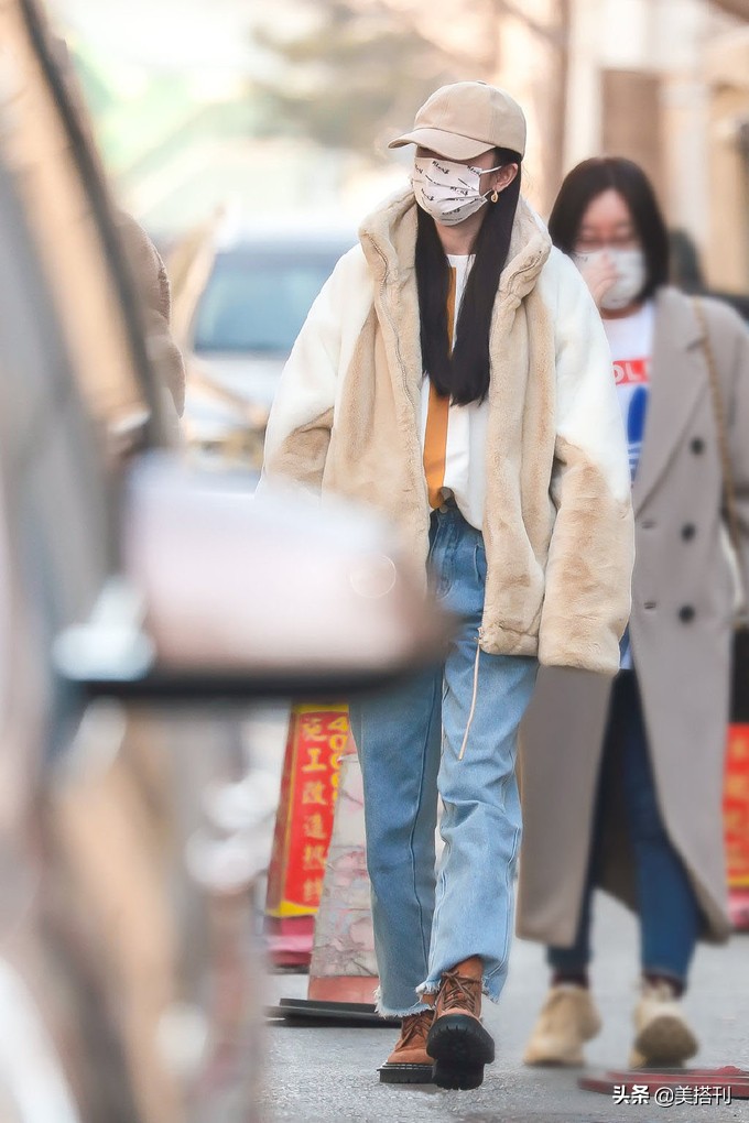 杨幂卡其色外衣,杨幂穿的棕色棒球服