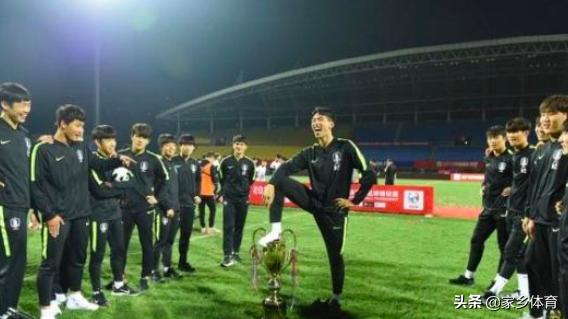 2017中国对韩国足球1比0回顾,韩国足球队脚踩奖杯视频